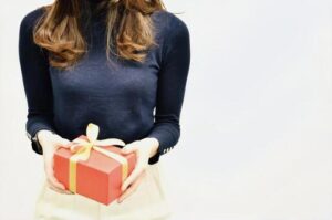 いらないプレゼントを売ることを悩む女性