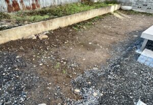 でこぼこ庭を平らに整地する方法｜DIY手順・費用相場・業者依頼のケースも徹底解説！