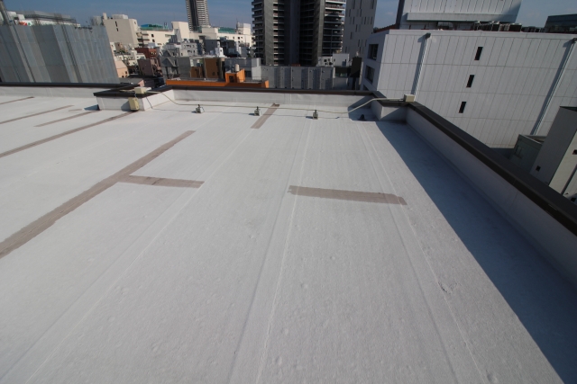 費用をかけて防水工事を施したマンションの屋上