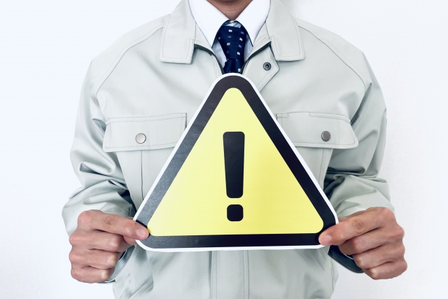 重曹とセスキ炭酸ソーダどっちでも換気扇掃除をする際の注意点を教える男性