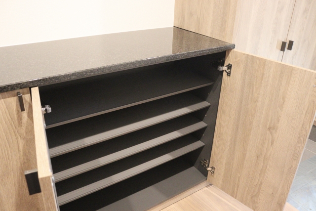 掃除中の下駄箱の様子