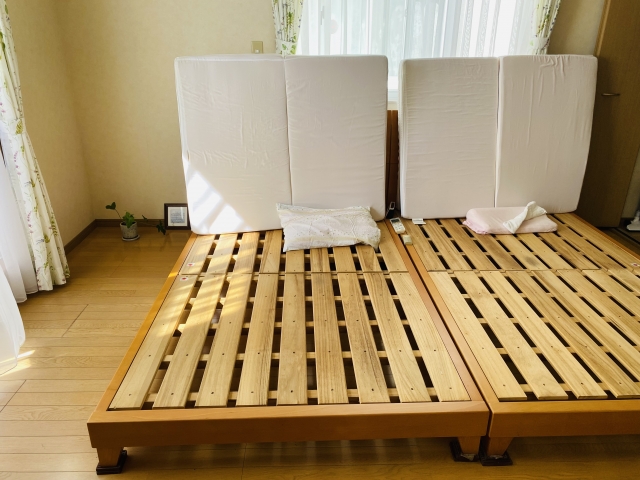 ダニだらけにならないよう風通しをしているマットレス
