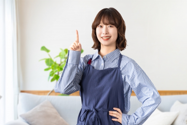 見える白いダニのような虫を予防するコツを教える女性