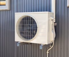 住宅外壁に設置されたエアコン室外機（側面からのアングル）