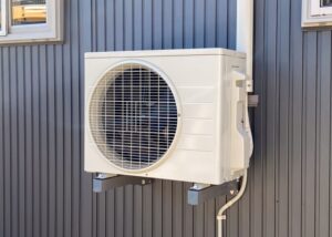 住宅外壁に設置されたエアコン室外機（側面からのアングル）