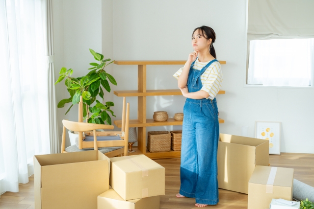 引っ越し業者で運搬可能な観葉植物を選定する女性