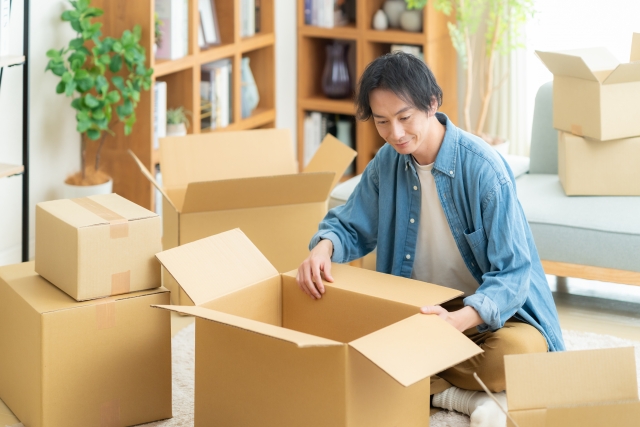 引っ越し業者に依頼する植木鉢[鉢植え]・プランターを選定する男性