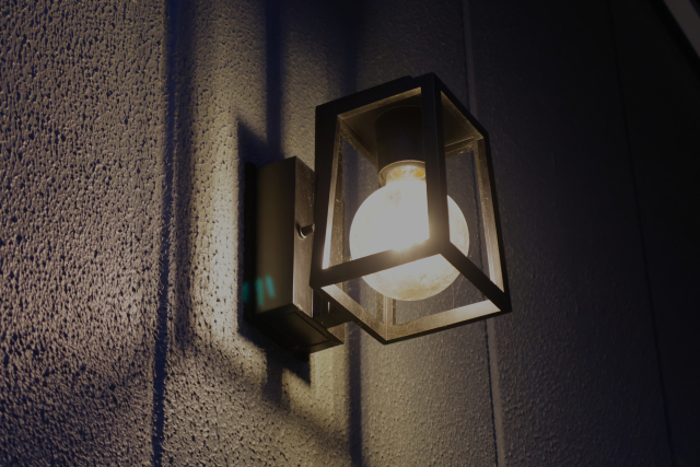 玄関灯の交換はどこに頼むのが正解?主要な依頼先