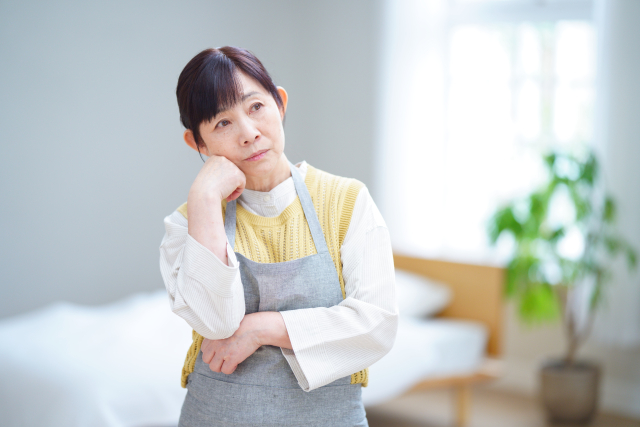 引っ越し業者で運搬可能な観葉植物を考える女性