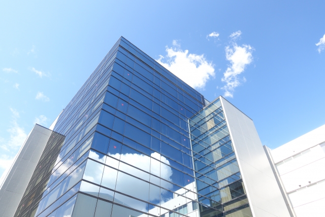 青空を背景にしたオフィスビルの外観