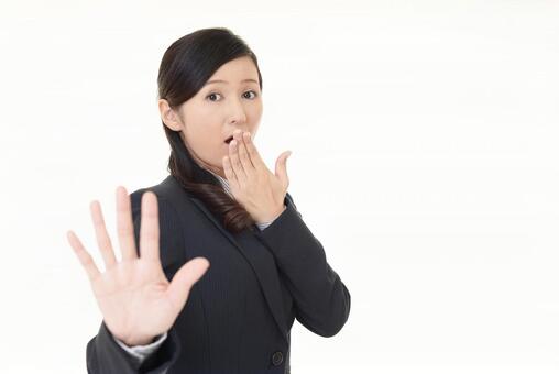 いらないプレゼントやもらいものを売る際の注意点を解説する女性