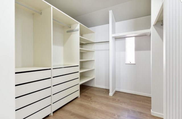 ウォークインクローゼットの断捨離でスッキリ片付く収納のコツ