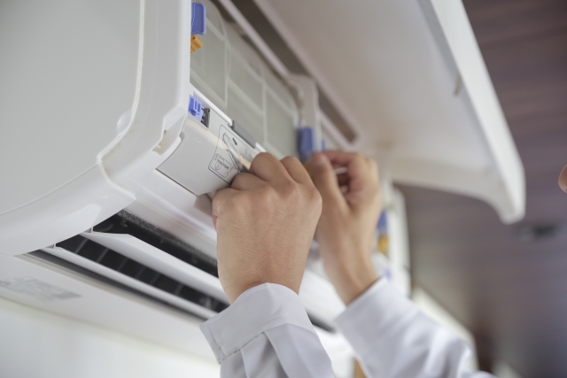 【放置はNG！】エアコンが「冷房だと臭くないが暖房だと臭い」症状の原因