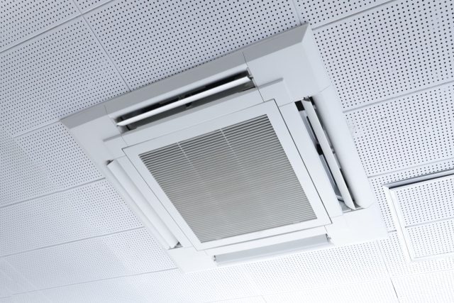 オフィス天井に設置された天井埋め込み型エアコン