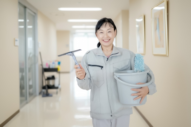 清掃ユニフォームを着たスタッフが笑顔で対応する様子