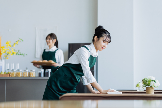 飲食店のテーブルを清掃するスタッフの様子
