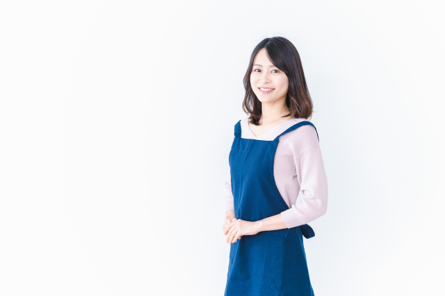 清掃ユニフォームを着た女性スタッフの立ち姿