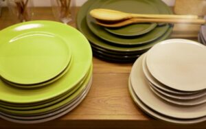 大量の食器を処分する方法5選！捨てる・売るを判断する基準