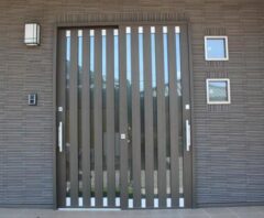 玄関引き戸の鍵を交換したくてどこに頼むか悩んでいる人の家