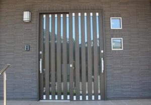 玄関引き戸の鍵を交換したくてどこに頼むか悩んでいる人の家