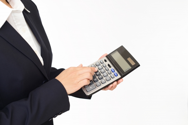 鍵を落とした人に鍵交換の費用相場を解説する女性