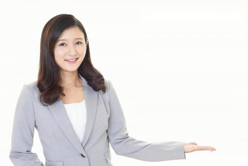 引越しの見積りだけ欲しい人に方法を解説する女性