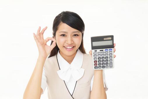 玄関引き戸の鍵交換の費用を安くおさえるコツを解説する女性