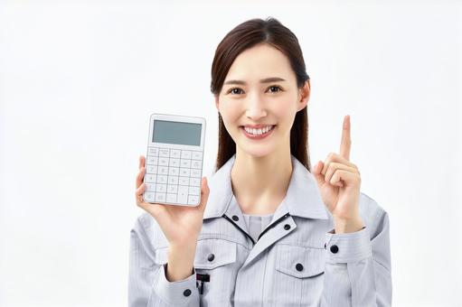 玄関引き戸の鍵交換の費用相場を解説する女性