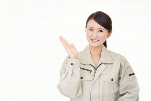 ディンプルキーの合鍵の作製に対応する業者スタッフ