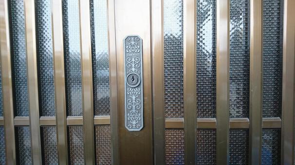 玄関引き戸の鍵交換をどこに頼むか悩み中の人が撮影した画像