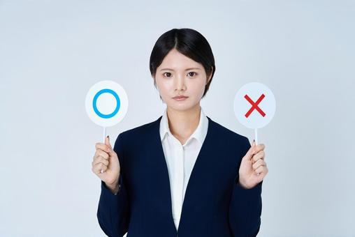 鍵を落とした際に家バレ対策として鍵交換するべきか解説する女性