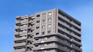 屋上の防水工事費用を調べているマンション