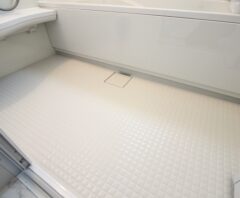 落ちない黒ずみを掃除した後のお風呂の床