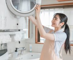 乾太くんの掃除をする女性