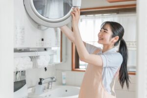 乾太くんの掃除をする女性