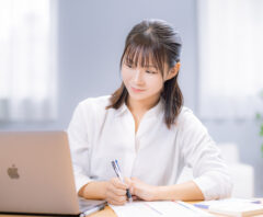 引越しの見積りだけ欲しい女性が業者を検討している様子