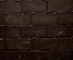 外壁修理をどこに頼むか検討中