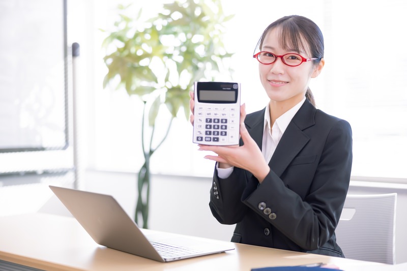 業者の鍵開け料金の目安を解説する女性