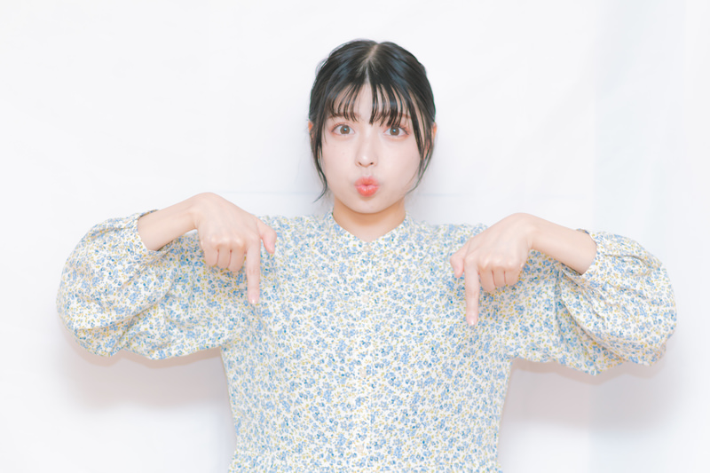 ヘアピンでピッキングしても良いケースを解説する女性