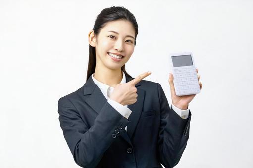 JCBギフトカード・商品券の換金率と相場を解説する女性