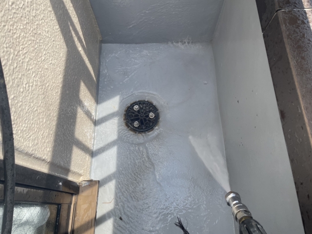 高圧洗浄機でのベランダ掃除をしているところ