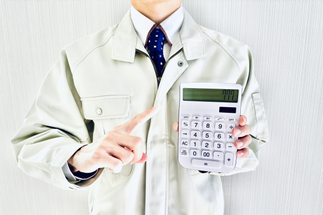 外壁の補修の費用を提示するスタッフ