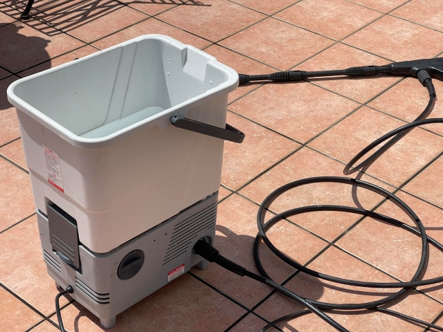 ウッドデッキ掃除に使う高圧洗浄機