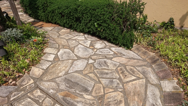 屋外清掃のやり方に従ってキレイにした家の外