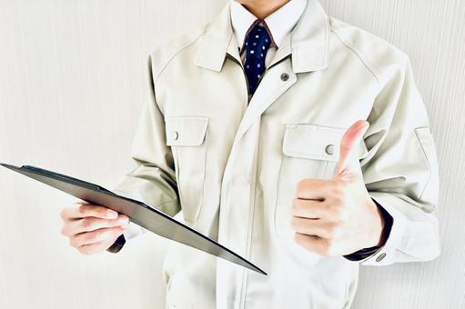 口コミ良好のカギお助け本舗の利用の流れを解説するスタッフ