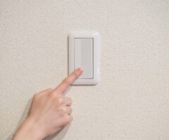 電気のスイッチが戻らない原因は？考えられる故障と安全な対処法を解説（アイキャッチ）