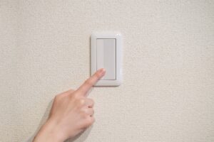 電気のスイッチが戻らない原因は？考えられる故障と安全な対処法を解説（アイキャッチ）