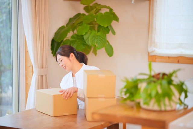 観葉植物の引っ越しについて調べる女性
