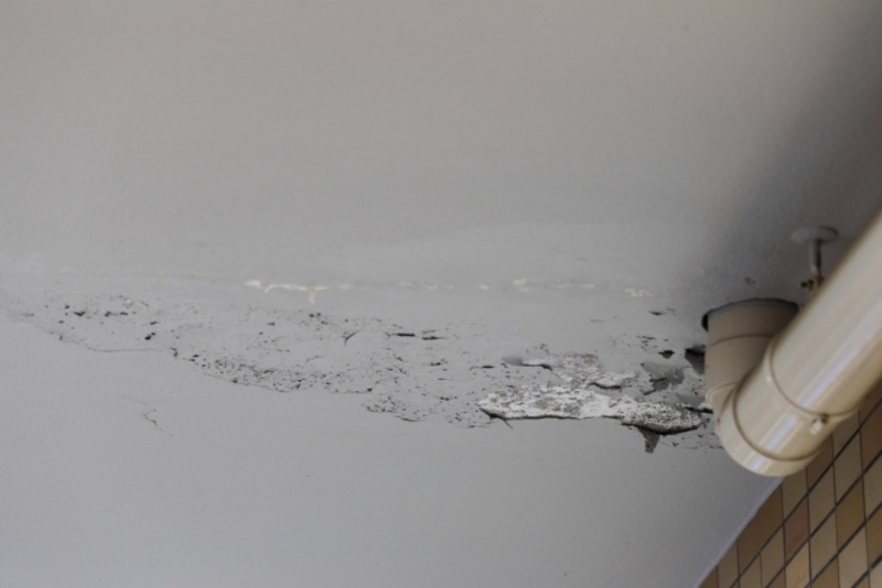 ベランダ下からの雨漏りを放置するリスク