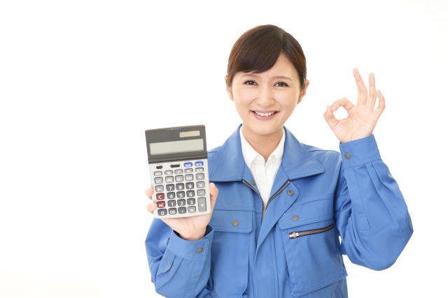 カギお助け本舗の料金を解説する女性